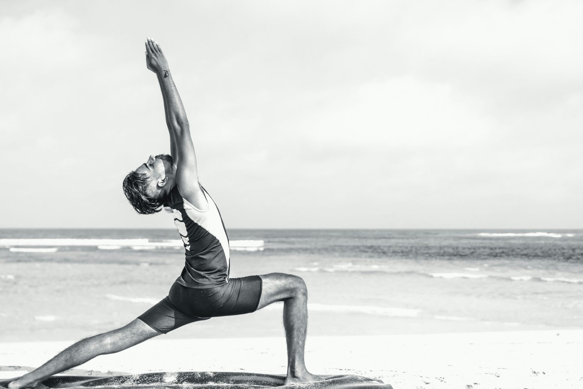 Homme en yoga sur la plage