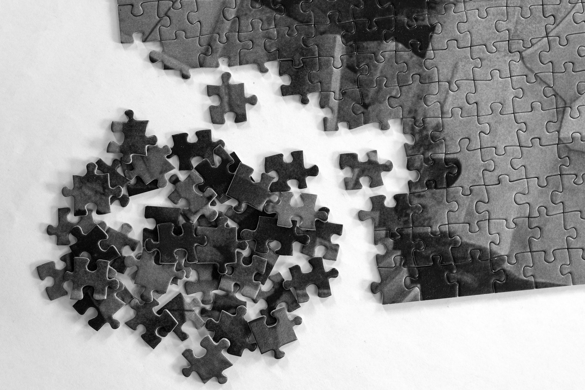 Pièce de puzzle en noir et blanc